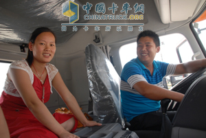 用户高兴的开着新买的东风车