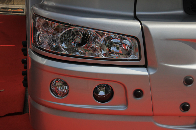 霸龙康明斯M7C前大灯