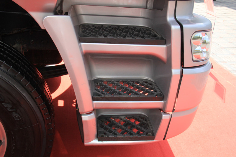 霸龙康明斯M7C三级踏板