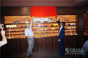 奔驰卡车“不负众托” “驶进”中国商用车模型博物馆