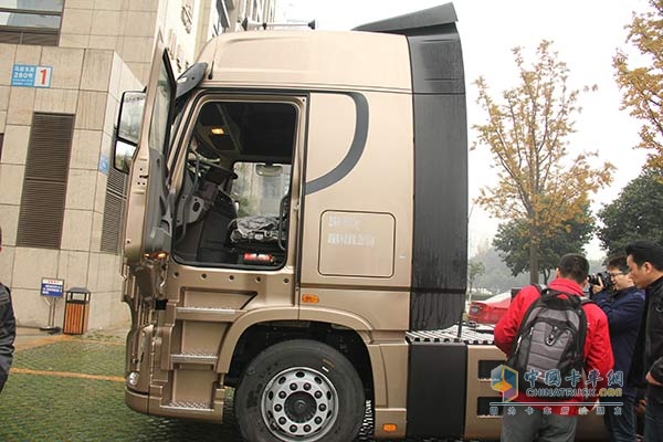 东风商用车 天龙旗舰 480马力 6x4 国四 高配万博体育app下载入口
