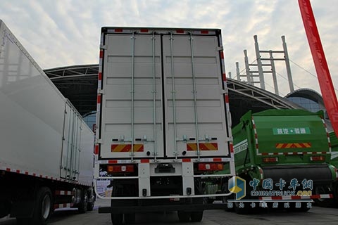 陕汽 德龙X3000 245马力 6X2 国四 厢式载货车