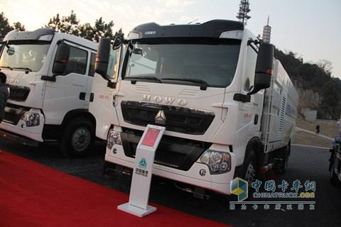 中国重汽 T5G 206马力 4X2 扫路车