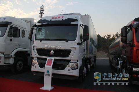 中国重汽 T5G 340马力 8X4冷藏车