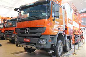 奔驰卡车：强效驱动野外专家 不负开采重托