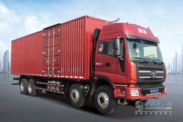 瑞沃中卡8×4 厢式重载型侧面