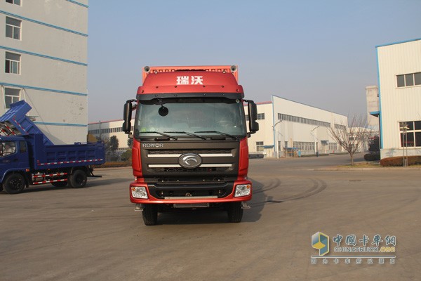 瑞沃中卡8×4 厢式重载型正面