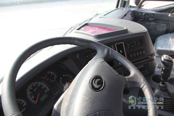 瑞沃中卡雷沃、潍柴国Ⅳ动力 8×4 厢式重载型驾驶室