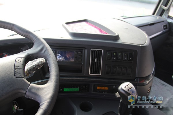 瑞沃中卡雷沃、潍柴国Ⅳ动力 8×4 厢式重载型驾驶室