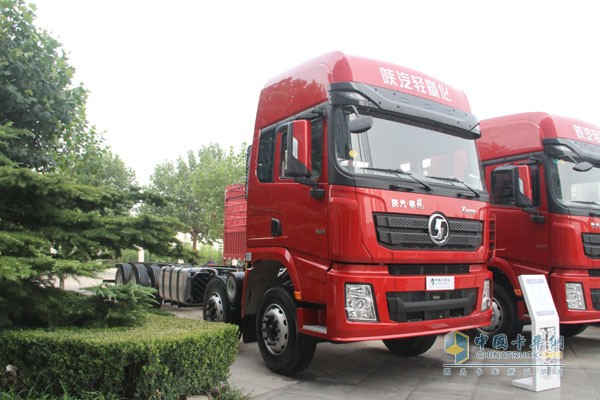 陕汽重卡 德龙X3000 345马力 8x4 国四 二类底盘