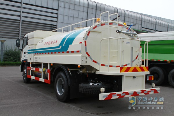 福田瑞沃 瑞沃中驰 4X2 多功能洒水车（外饰）