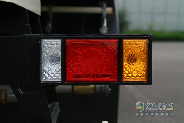 福田瑞沃 瑞沃中驰 4X2 多功能洒水车（外饰）