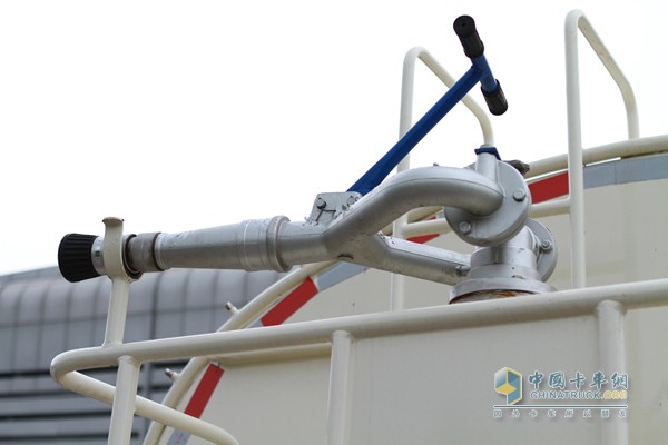 福田瑞沃 瑞沃中驰 4X2 多功能洒水车（外饰）