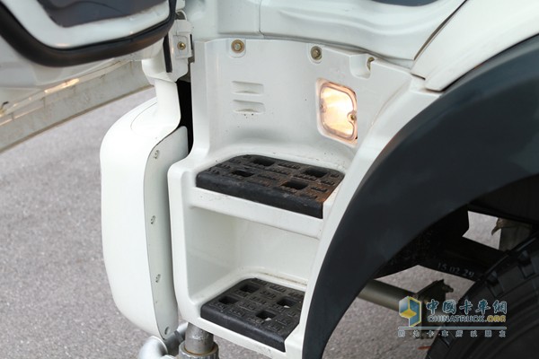 福田瑞沃 瑞沃中驰 4X2 多功能洒水车（内饰）