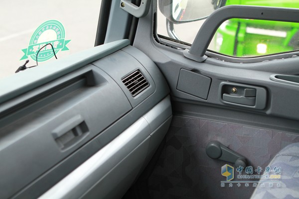 福田瑞沃 瑞沃中驰 4X2 多功能洒水车（内饰）