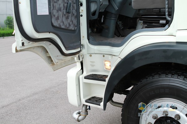 福田瑞沃 瑞沃中驰 4X2 多功能洒水车（内饰）