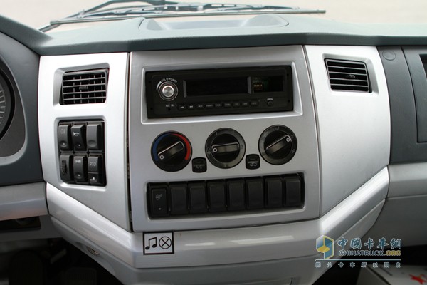 福田瑞沃 瑞沃中驰 4X2 多功能洒水车（内饰）