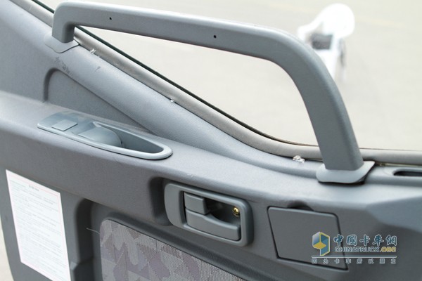 福田瑞沃 瑞沃中驰 4X2 多功能洒水车（内饰）