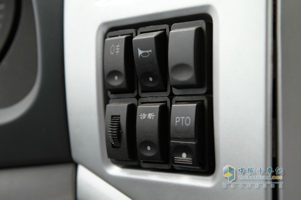 福田瑞沃 瑞沃中驰 4X2 多功能洒水车（内饰）