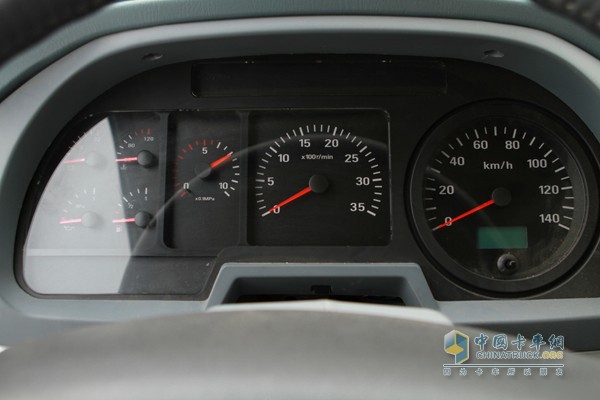 福田瑞沃 瑞沃中驰 4X2 多功能洒水车（内饰）