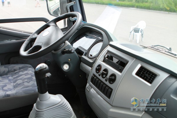 福田瑞沃 瑞沃中驰 4X2 多功能洒水车（内饰）