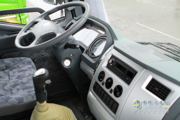 福田瑞沃 玉柴 240马力 6X2 中卡 载货车（内饰）