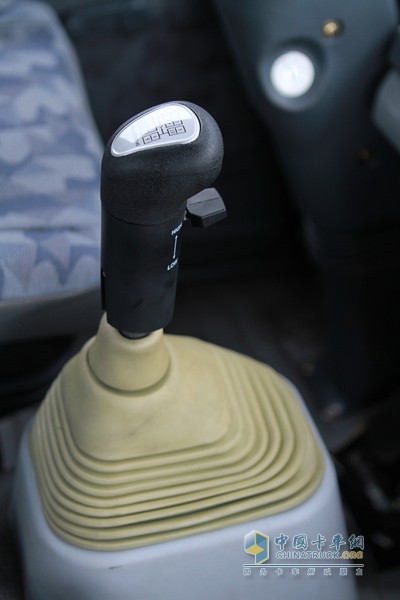 福田瑞沃 玉柴 240马力 6X2 中卡 载货车（内饰）