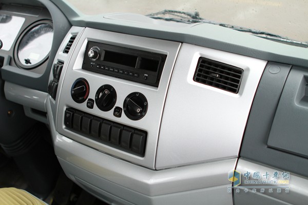 福田瑞沃 玉柴 240马力 6X2 中卡 载货车（内饰）