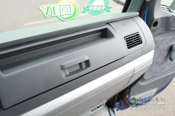 福田瑞沃 玉柴 240马力 6X2 中卡 载货车（内饰）