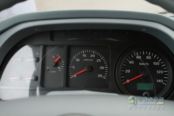 福田瑞沃 玉柴 240马力 6X2 中卡 载货车（内饰）