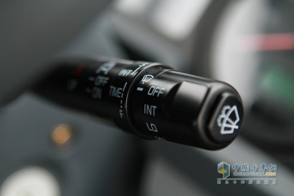 福田瑞沃 玉柴 240马力 6X2 中卡 载货车（内饰）