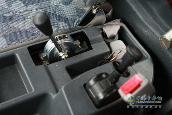 福田瑞沃 玉柴 180马力 6X2 载货车（内饰）