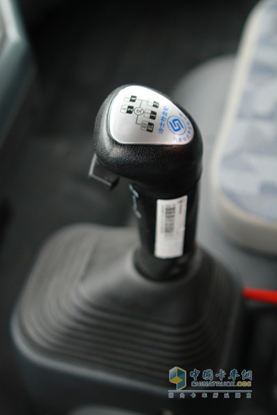 福田瑞沃 玉柴 180马力 6X2 载货车（内饰）