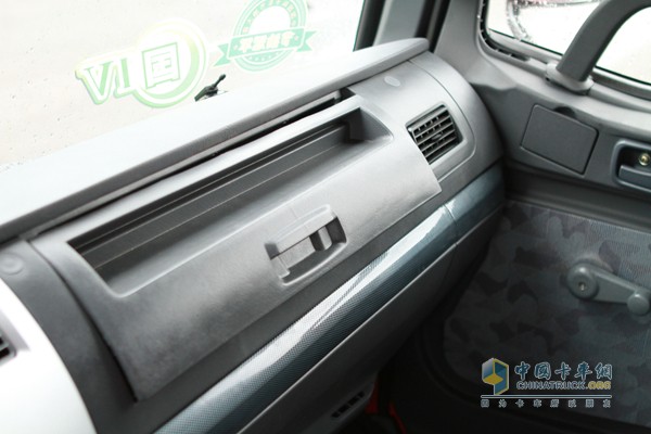 福田瑞沃 玉柴 180马力 6X2 载货车（内饰）