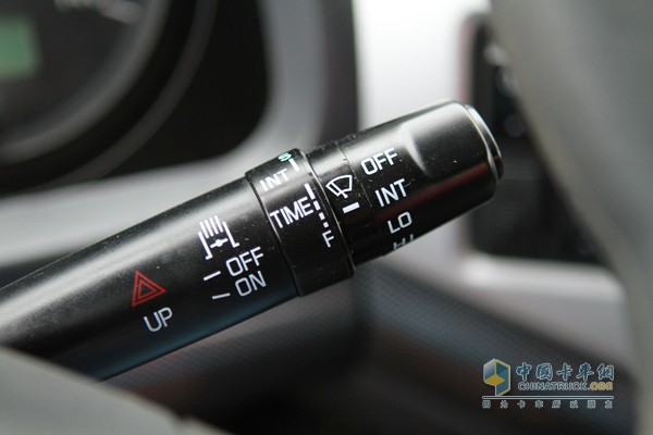 福田瑞沃 玉柴 180马力 6X2 载货车（内饰）