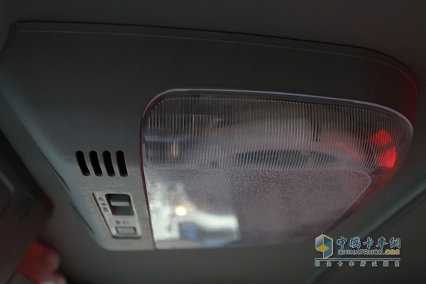 福田瑞沃 玉柴 180马力 6X2 载货车（内饰）