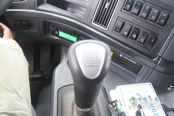 福田瑞沃 潍柴 310马力 6X4 智能环保渣土车（内饰)