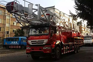 领先装载 中国重汽45吨油田修井机专用车