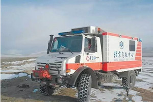 危急时刻勇担重任，乌尼莫克越野救护车冒雪进山运出心衰老人