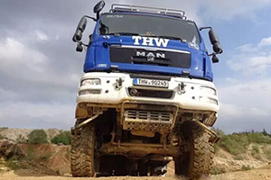 德国THW全地形抢险救援车进行越野训练