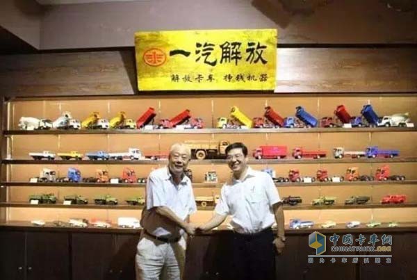 中国商用车模型博物馆馆长李毅先生、一汽解放汽车有限公司副总经理金锋先生