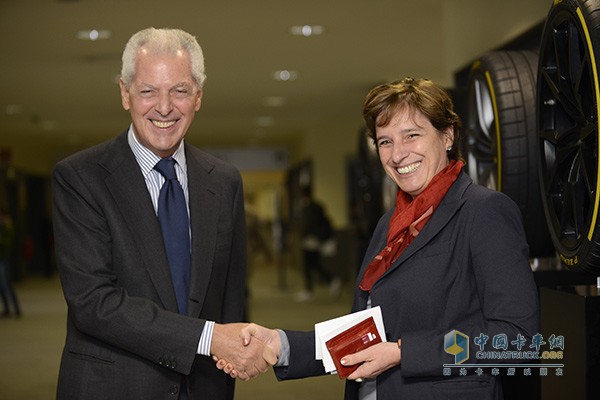 倍耐力副总裁兼全球CEO特隆凯蒂先生和米兰理工大学校长Cristina-Messa合影1