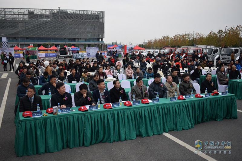 一汽解放 J6P重卡 轻量化版 350马力 6X4万博体育app下载入口