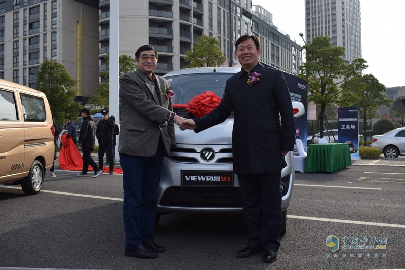 一汽解放 J6P重卡 轻量化版 350马力 6X4万博体育app下载入口