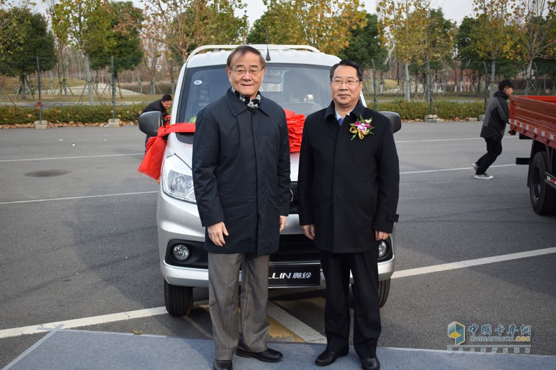 一汽解放 J6P重卡 轻量化版 350马力 6X4万博体育app下载入口