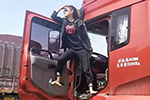 90后女神司机为爱开车 东风卡车见证幸福之路