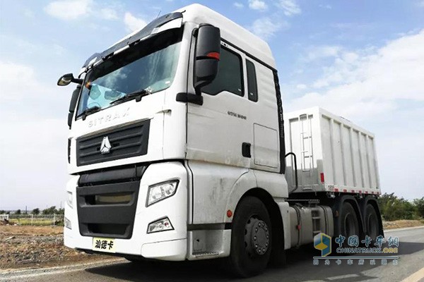 符合国六排放标准的汕德卡6×4万博体育app下载入口
下线