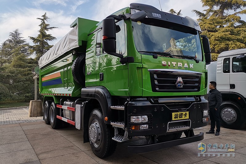 新斯太尔 D7B 8X4 国五 380马力 环保智能渣土车