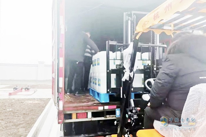 满帮李星协助物资装车