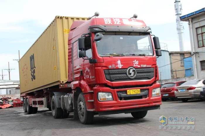 卡友翟高驾驶一辆德龙M3000万博体育app下载入口